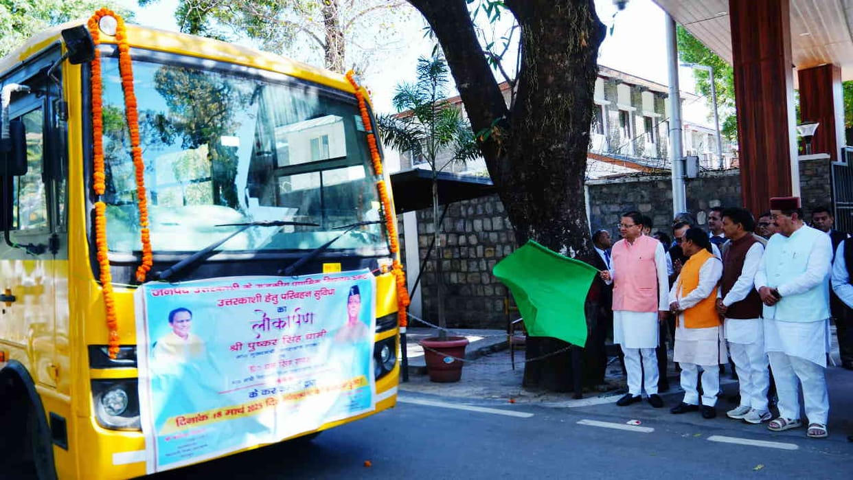 CM Dhami flagged off 15 buses for transport facility in cluster schools Uttarakhand News in hindi