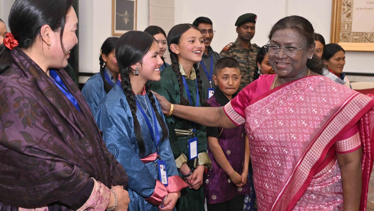 President Droupadi Murmu Meets Students from Ladakh, J&K, Highlights National Integration