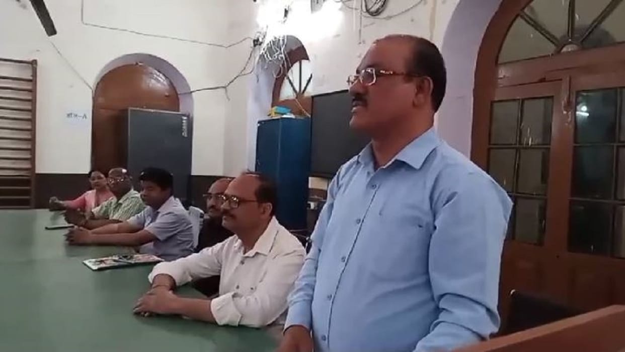 UP Board examiners will not be able to take mobile phones to the evaluation room in shahjahanpur