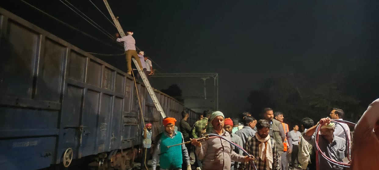 Amethi: A truck broke the railway gate and came on the track and collided with a goods train, Varanasi-Lucknow
