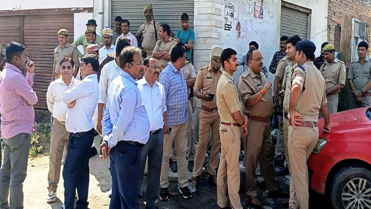 Hathras Case There was uproar for six hours in Hathras women also came out on streets