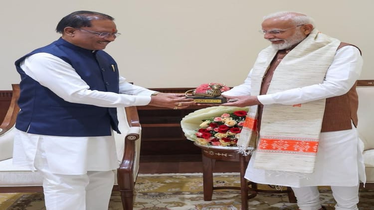 CG News: मुख्यमंत्री साय ने प्रधानमंत्री नरेंद्र मोदी से की मुलाकात, सौंपा बस्तर के विकास का रोडमैप