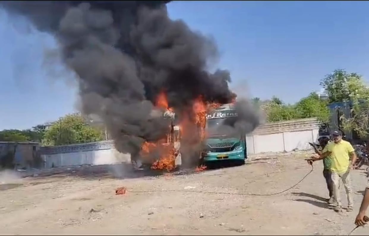 Indore News: Two buses parked in a private travel depot caught fire, there was a petrol pump nearby, a major a
