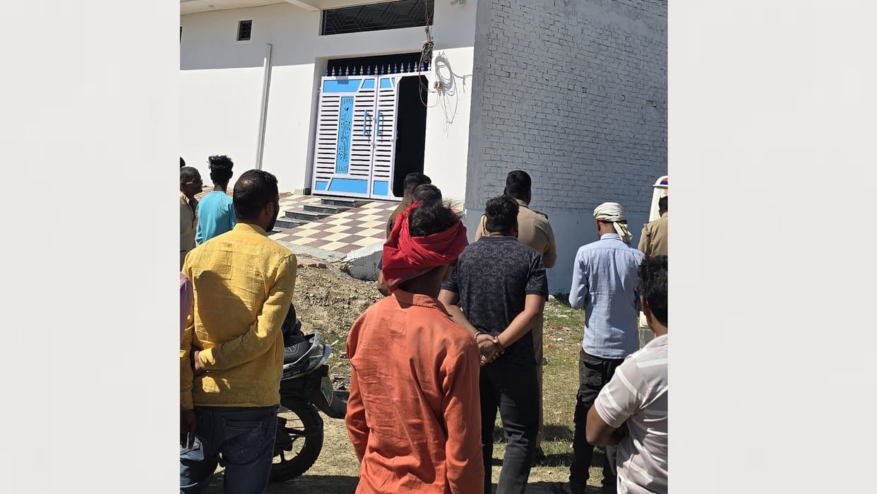 Ambedkarnagar: Police raided on the information of prostitution, young men and women were found.