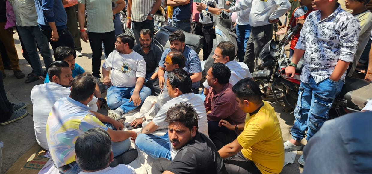 Anti-social elements in Jalesar broke the idols of Shiv family and vandalized  people are angry