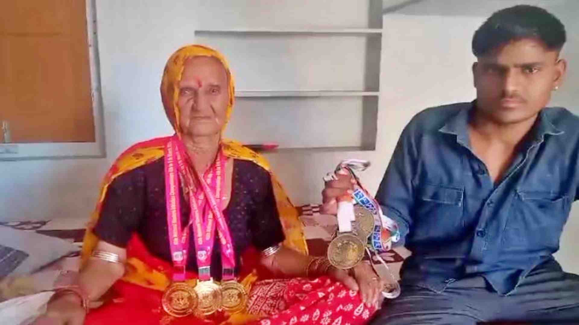 जीते हुए मेडल के साथ पानी देवी गोदारा।