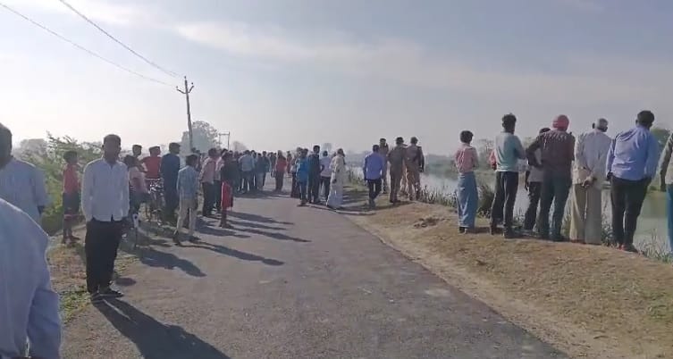 Half burnt body of a middle aged man found on the bank of a canal police sent it for postmortem