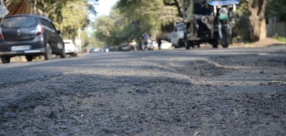 Amar Ujala investigation 1000 crores wasted in potholes lakhs of people forced to walk with jerks