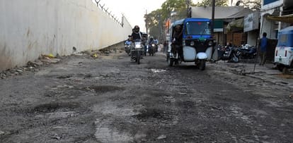 Amar Ujala investigation 1000 crores wasted in potholes lakhs of people forced to walk with jerks