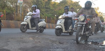Amar Ujala investigation 1000 crores wasted in potholes lakhs of people forced to walk with jerks