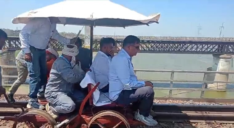 Work will be done for 42 days by taking a mega block on Ganga bridge Chief Engineer of Railway Board inspected
