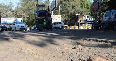 Amar Ujala investigation 1000 crores wasted in potholes lakhs of people forced to walk with jerks