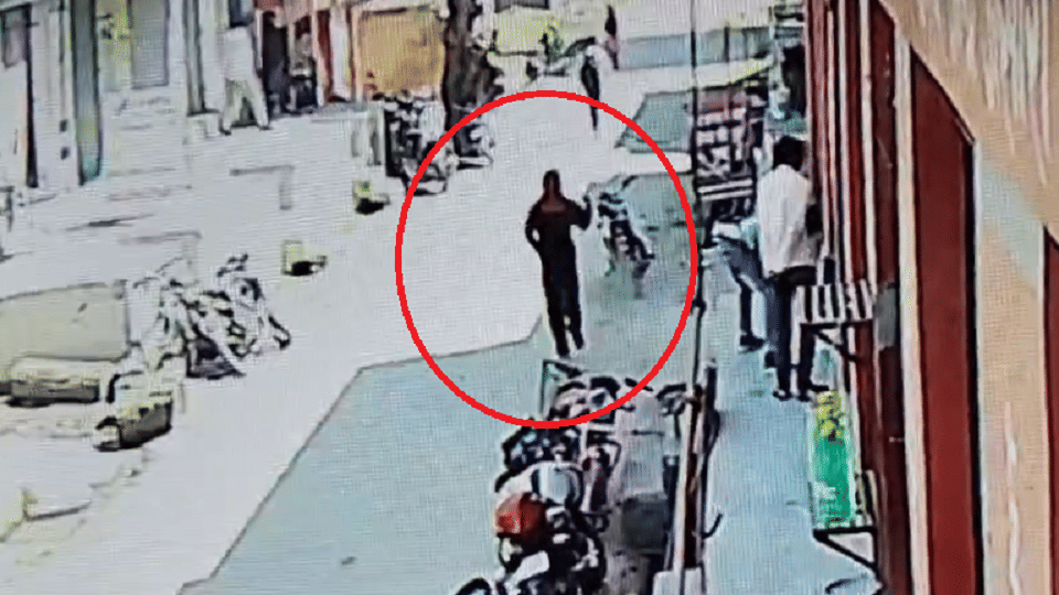 gun suddenly fired from pocket of kurta finger of man left hand got cut and fell In Amroha