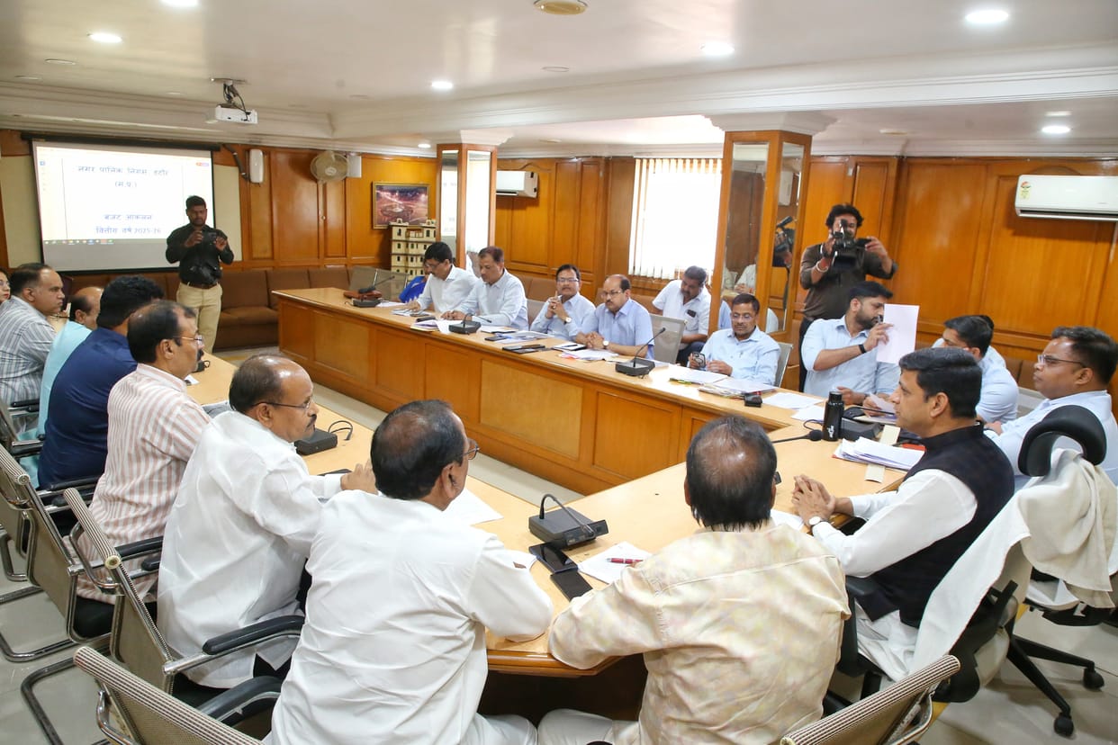 Indore: Mayor members expressed their anger in the meeting, said- officers do not listen to us