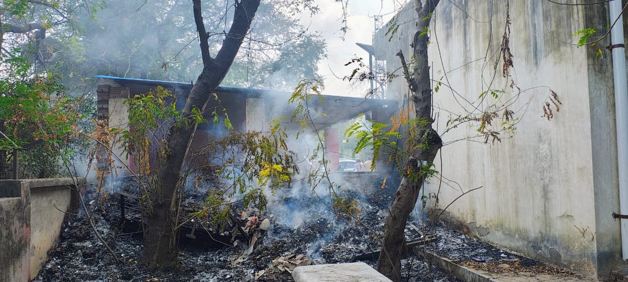 Garbage is being burnt in Mathura TTZ area Vikas Bhawan