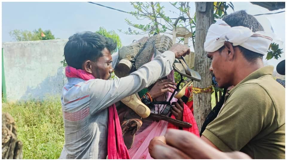 प्रेमी जोड़े ने एक दूसरे को पहनाई चप्पलों की माला।