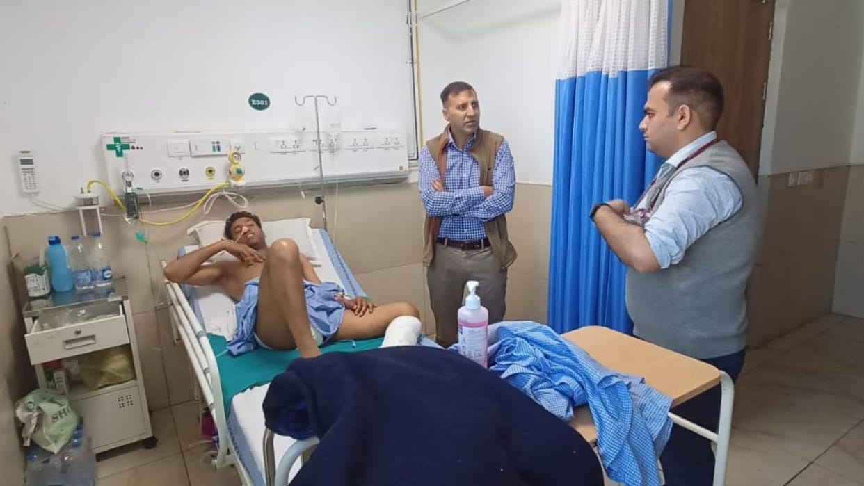 Bilaspur Firing DC Bilaspur reached AIIMS to inquire about the well-being of injured PSO Sanjeev Kumar