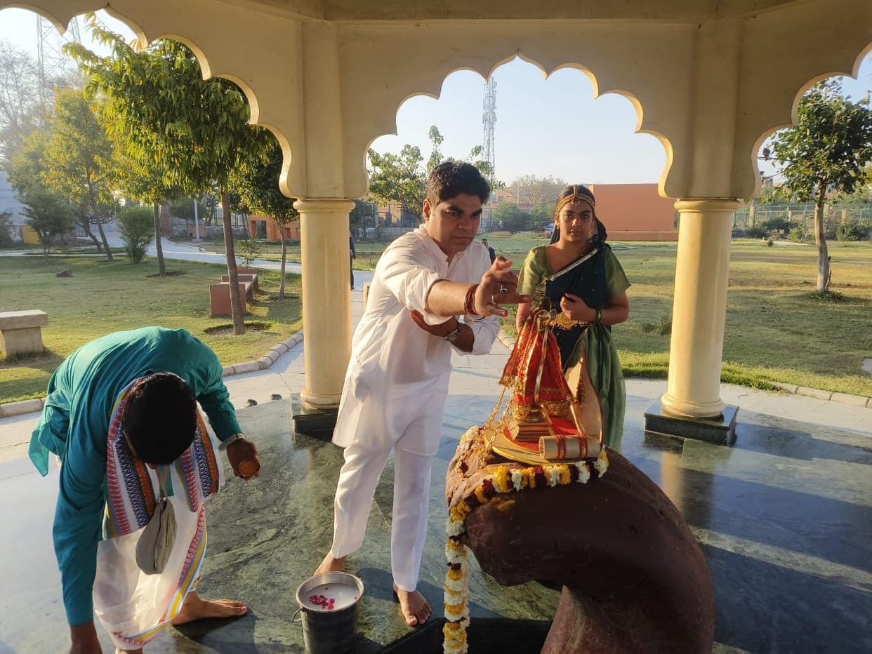MP Akshay Yadav visited Bankebihari temple