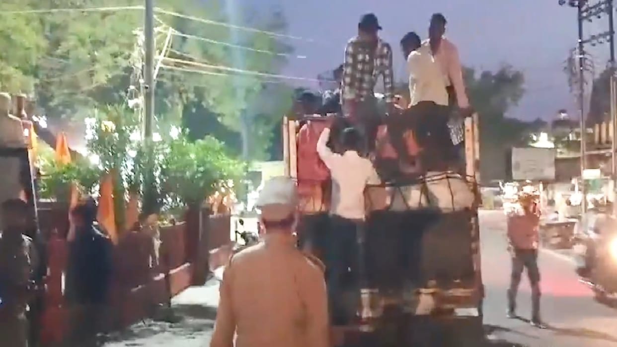 40 passengers in a pickup traffic police caught them and issued challan