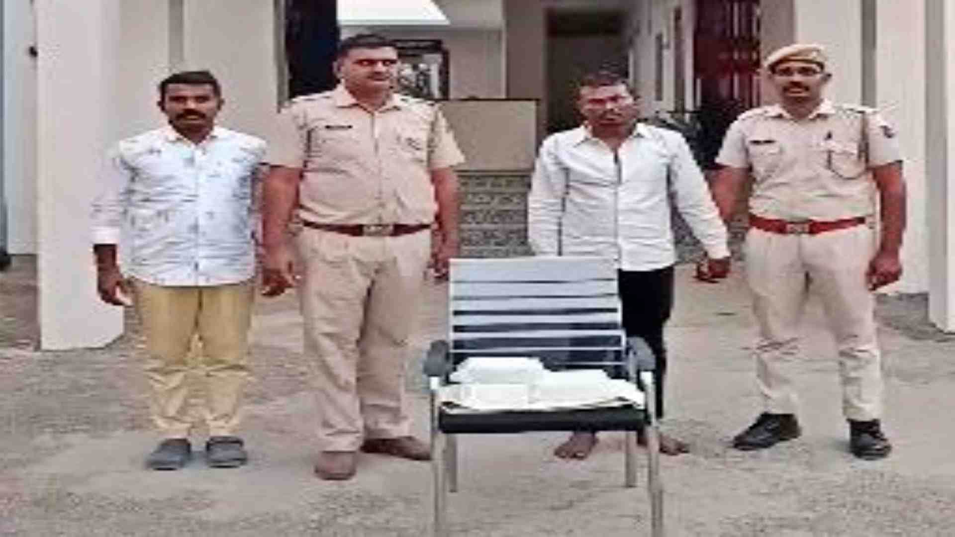 पुलिस की गिरफ्त में आरोपी।