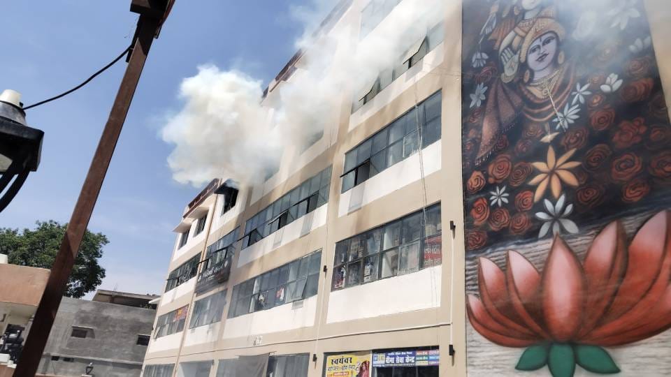 huge fire broke out in multi-storey Triveni Sadan in Ayodhya firefighters are busy extinguishing fire