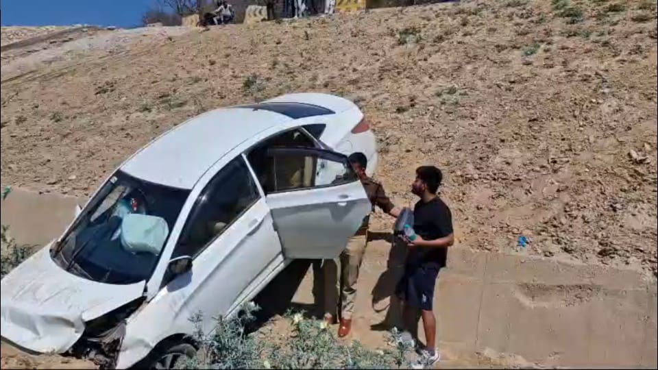 Accident on Haridwar-Najibabad highway: Car went out of control and fell into a ditch, couple and son injured