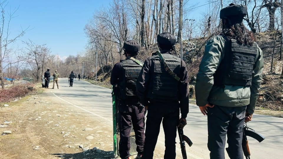 Jammu And Kashmir Security forces detected an Suspicious Object looks an IED at Habdipora Shopian