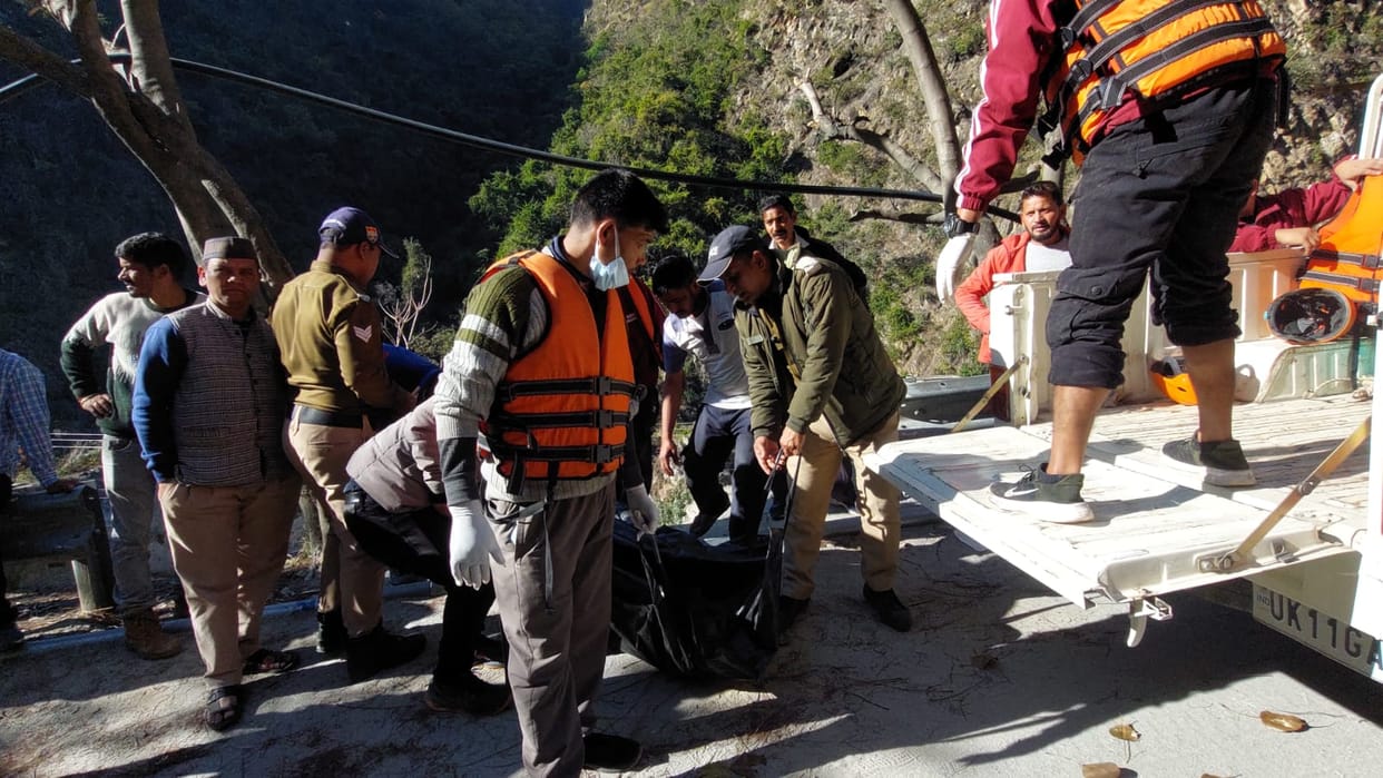 Chamoli News Dead Body of youth found near bank of Alaknanda river in Karnaprayag police not identified