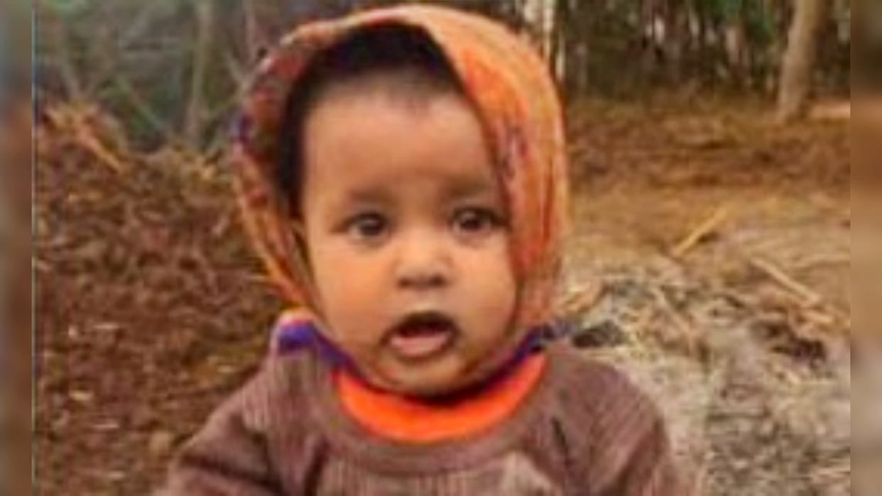 Sheohar News: Innocent girl falls on SH-54 leaving her mother's finger, dies after being hit by a bike