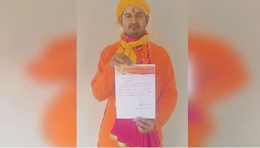 21 lakh reward for running bulldozer on Aurangzeb grave