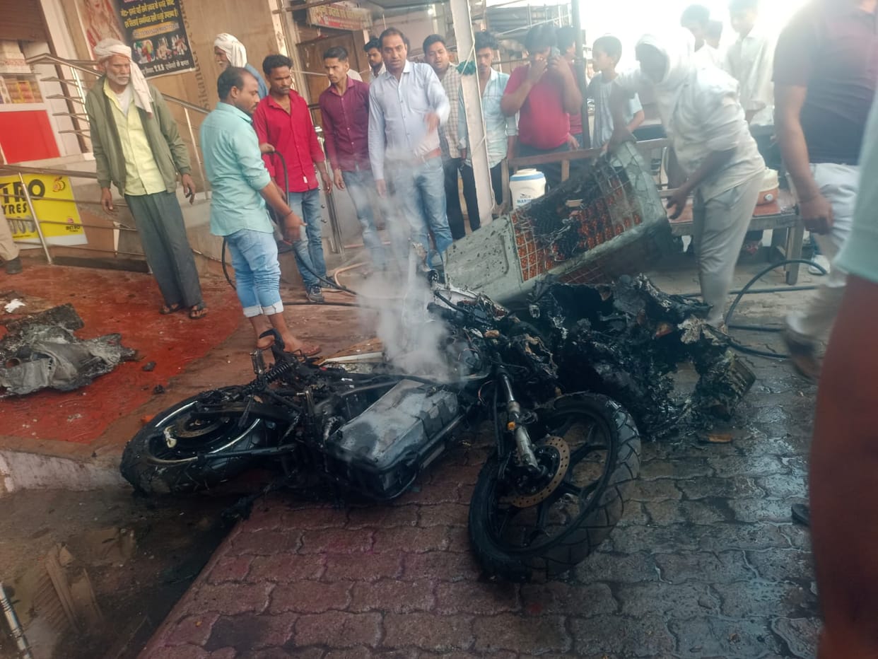 Amethi: Bikes worth Rs 50 lakh burnt to ashes in a massive fire... Fire breaks out in TVS showroom