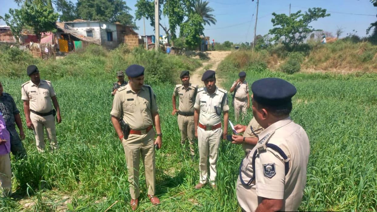 Begusarai: dead body of youth found from farm, 2 youths called from house and taken away; gang war suspected