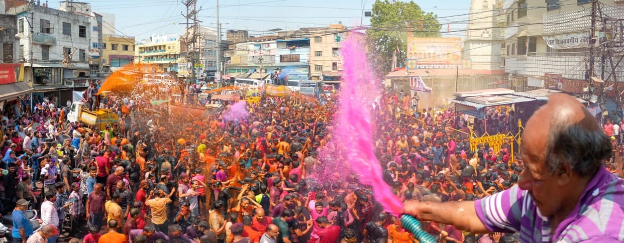 Bhopal: Rain of colors from tankers in Bhopal on Rangpanchami, people arrived in large numbers in the processi