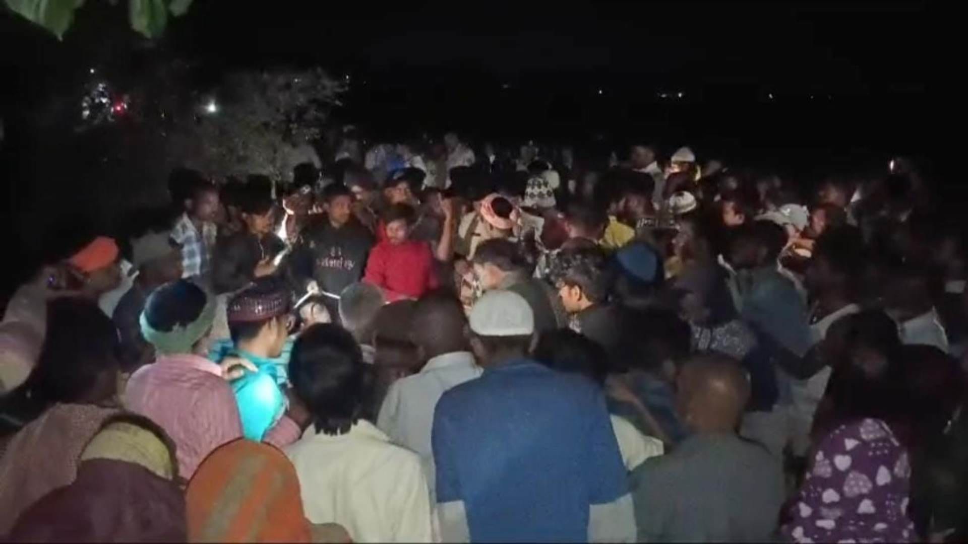 घटनास्थल पर जुटी पुलिस