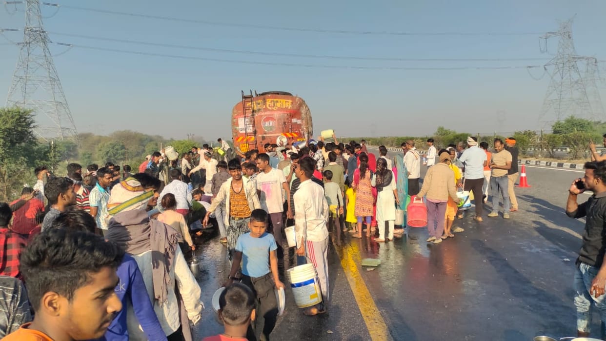 tanker full of refined collided with bus on Lucknow Expressway people ran looting oil