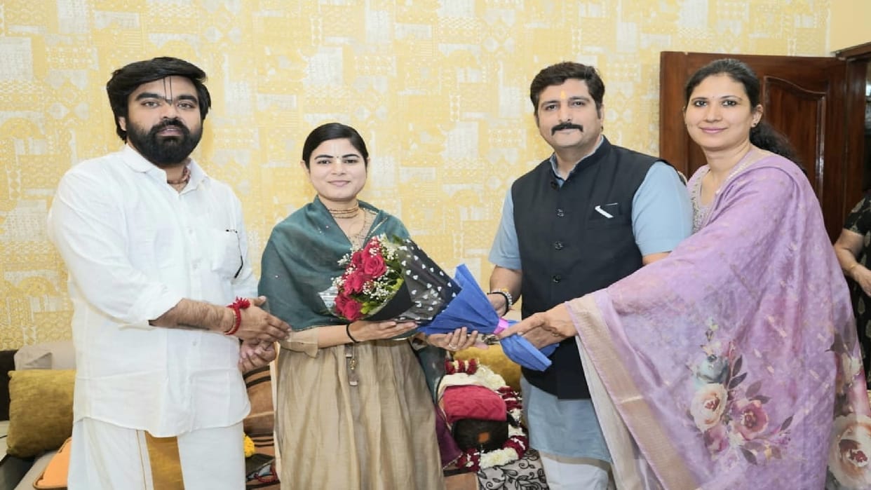 CG: Storyteller Chitralekha met BJP state media in-charge Amit Chimanani