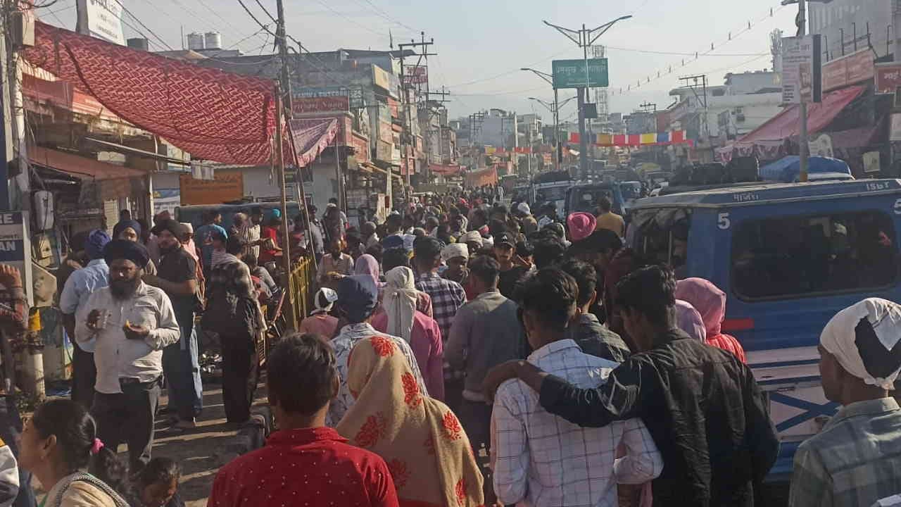 Dehradun Jhanda Mela Shri Jhande Ji hoisting in Darbar Sahib flagstaff devotees immersed in devotion