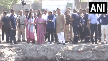 एलजी और सीएम समेत अन्य अधिकारी निरीक्षण करते हुए