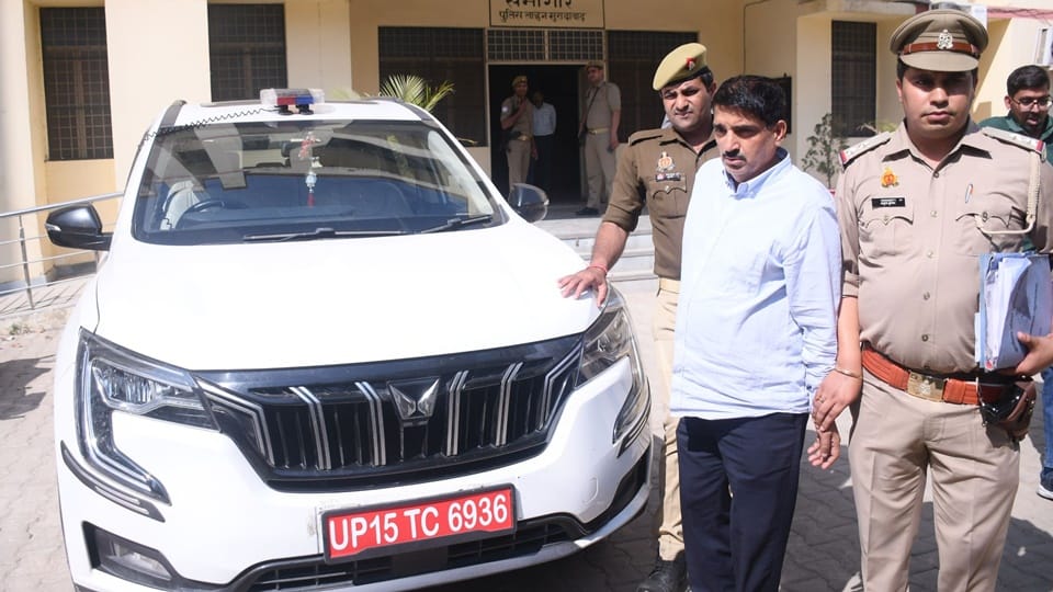 Moradabad: Fake vigilance officer arrested for intimidating people by installing blue light on his vehicle