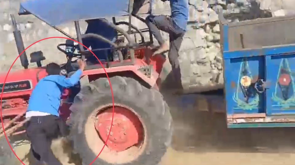 Haridwar News dominance of mining mafia  tractor trolleys ran over BHEL security guard