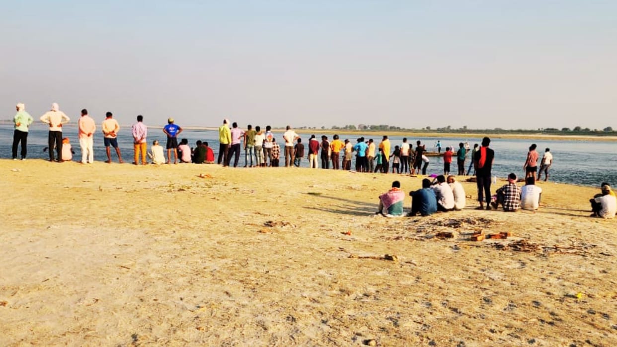 Seven people jumped in Ganga river ghazipur save each other teenager missing