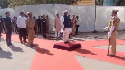 गवर्नर को गार्ड ऑफ ऑनर देते जवान