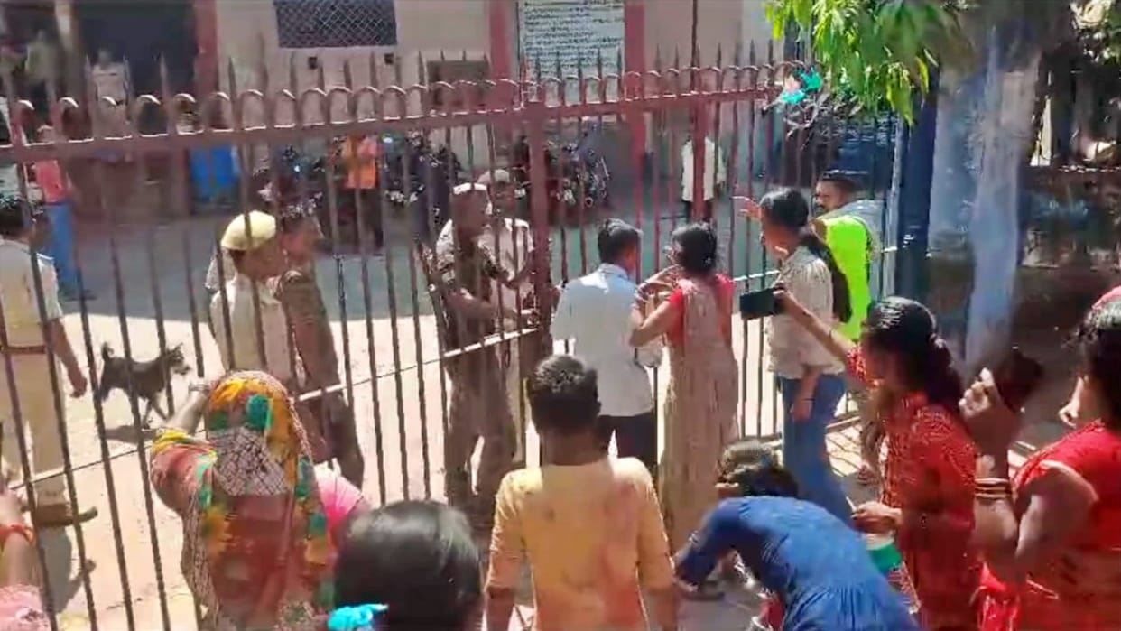 Gaya News: Women clashed with police in police station against arrest, were also beaten; 4 accused arrested