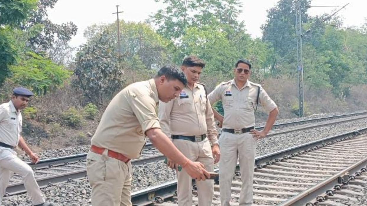 body of a confectioner was found on railway track in Korba