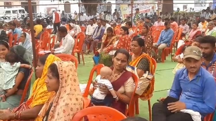 CG: शहीद वीर नारायण सिंह श्रम अन्न सहायता योजना शुभारंभ, हितग्राहियों को तेज गर्मी में करना पड़ा इंतजार