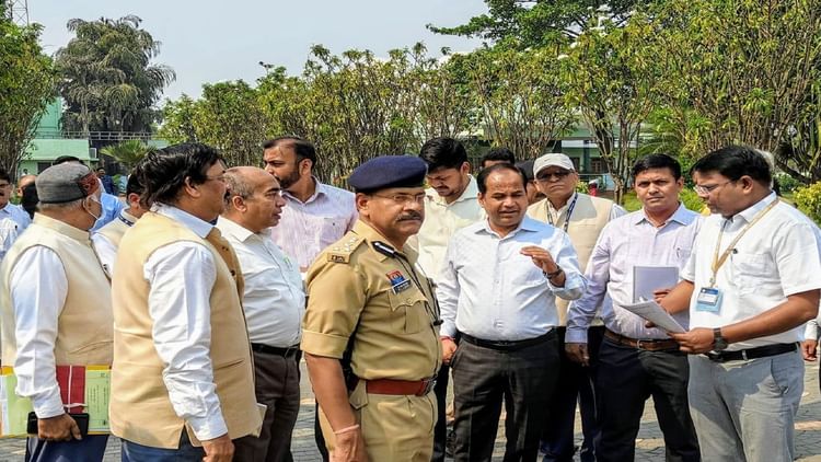 राष्ट्रपति द्रौपदी मुर्मु का रायपुर दौरा 24 मार्च को: कलेक्टर डॉ. गौरव सिंह ने आगमन की तैयारियों का लिया जायजा