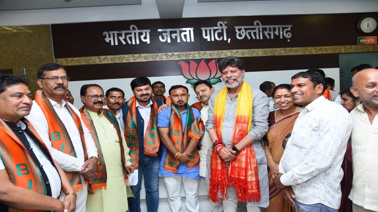 Janta Congress Jogi's Zila Panchayat member Sandeep Yadu joined BJP, State President got him membership in CG