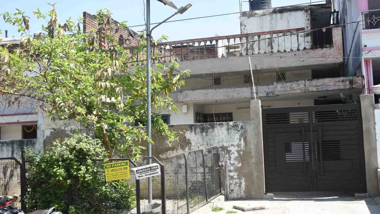 Kanpur: Dog kept roaming around and scratching the former Lieutenant Governor's sister for two hours