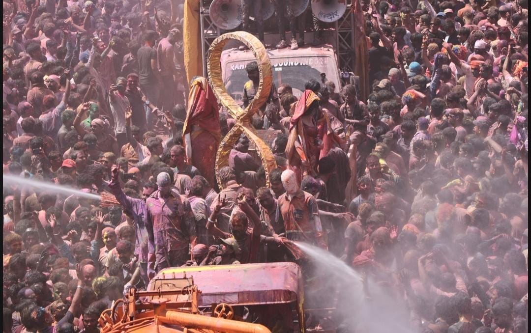 Indore Rangpanchami Gair: Enthusiasm of lakhs of people, shower of colors; See pictures of Indore Rangpanchami
