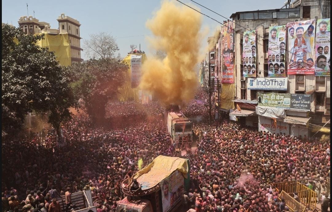 Indore Rangpanchami Gair: Enthusiasm of lakhs of people, shower of colors; See pictures of Indore Rangpanchami